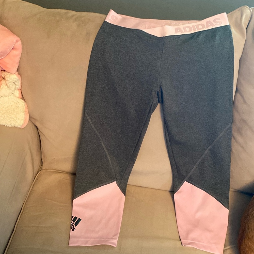 🩷An awesome pair of adidas athletic leggings.